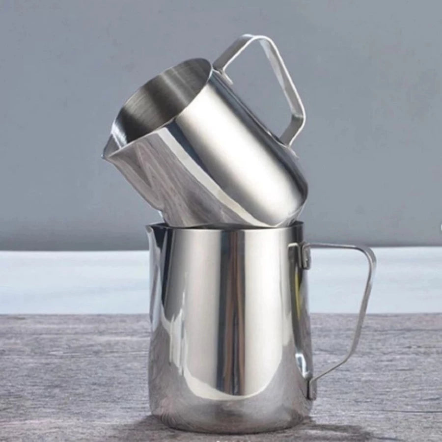 Kit 2 Leiteiras Inox (350ml + 600ml) – Pitcher Barista para Espumar Leite e Fazer Cappuccino