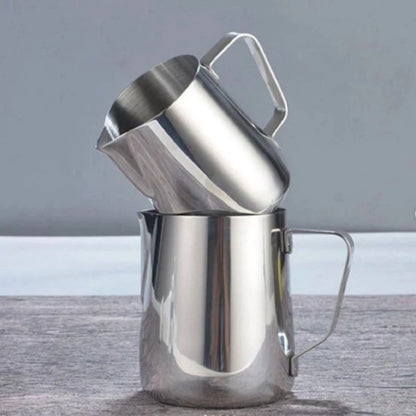 Kit 2 Leiteiras Inox (350ml + 600ml) – Pitcher Barista para Espumar Leite e Fazer Cappuccino